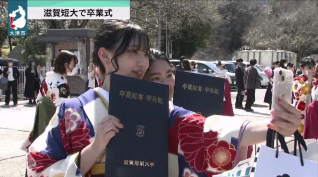 卒業式の様子が『BBCニュース』で放送されました