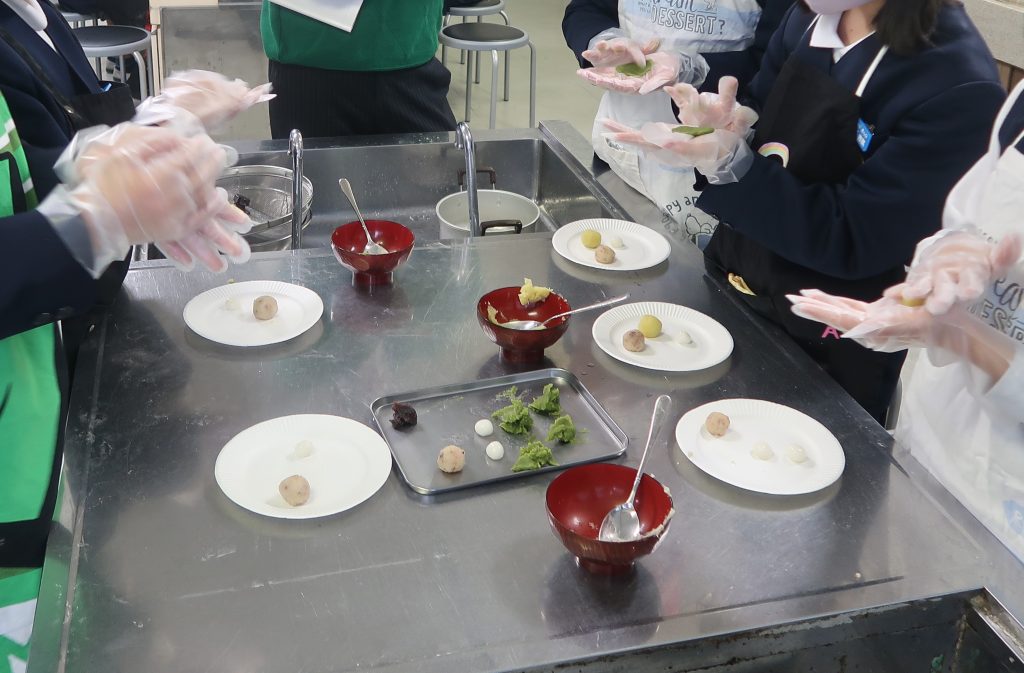 草津小学校で子どもたち考案オリジナル和菓子作りをしました
