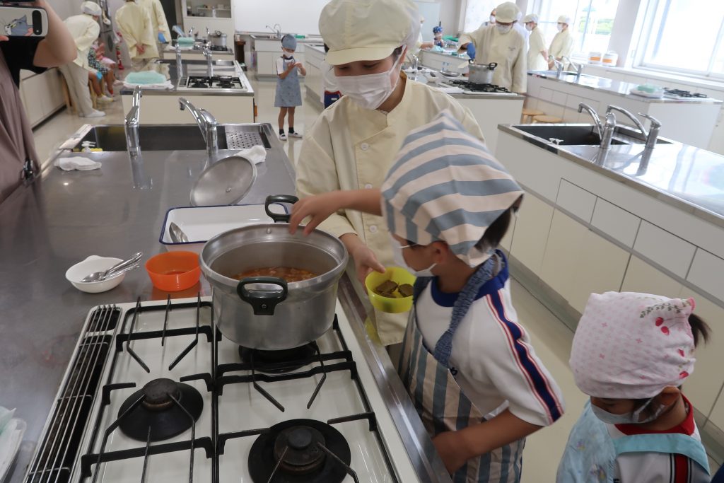 附属幼稚園の年長児と一緒にカレー作り