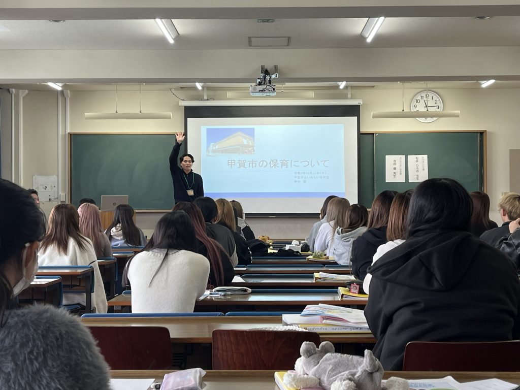 幼児教育保育科 1年次「キャリアデザイン演習」で卒業生講演会を開催しました