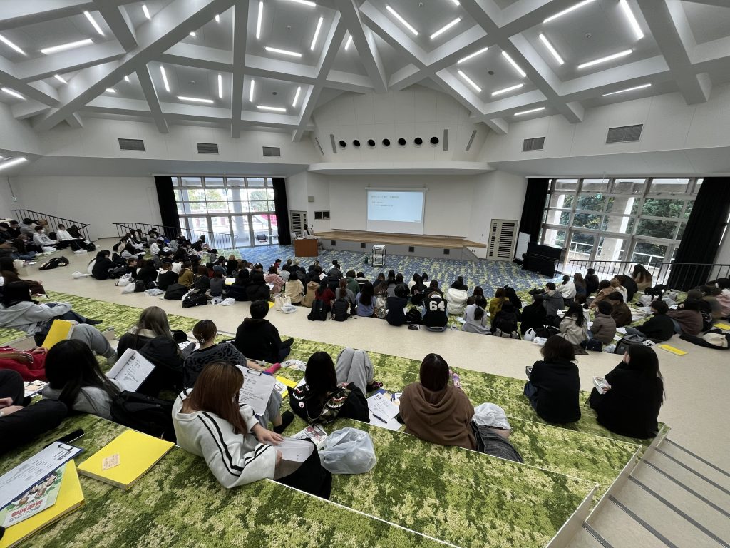 【1回生向け】キャリアデザイン演習で「知って役立つ労働法」講義を開催