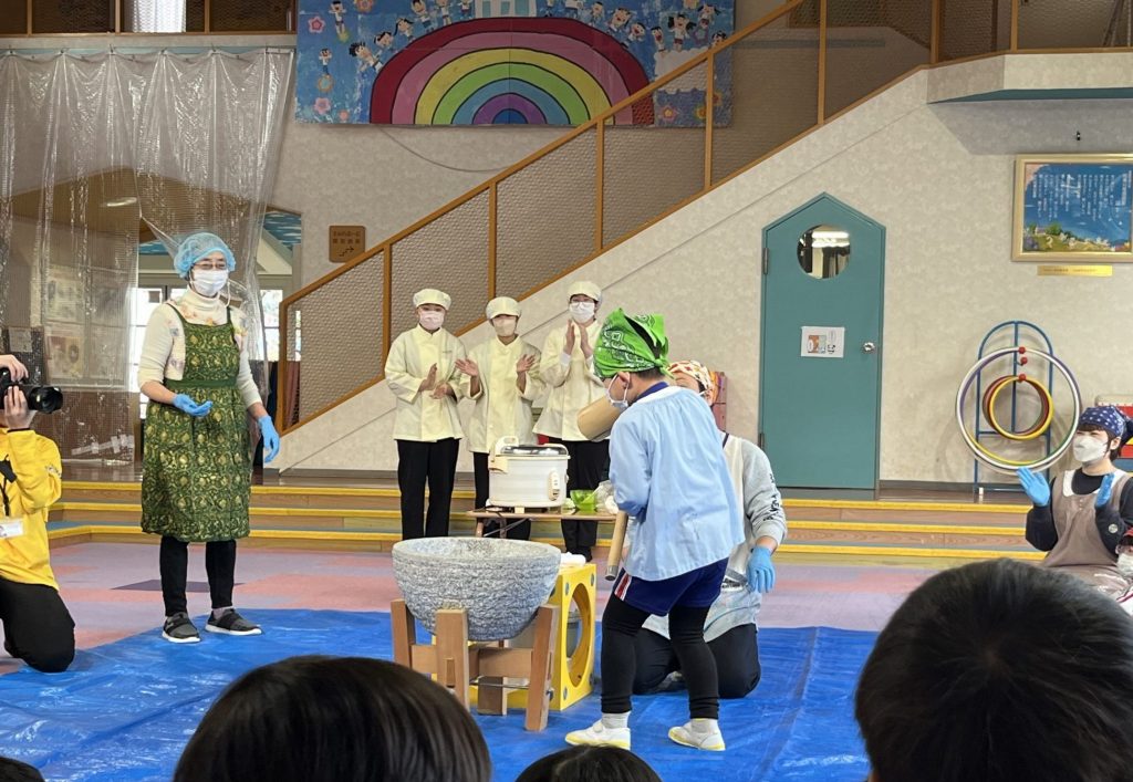 附属幼稚園の園児とお餅つきをしました